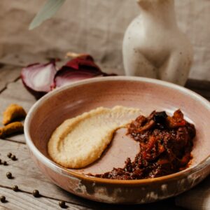 Rindfleisch-Eintopf mit Feigen und Cremepolenta