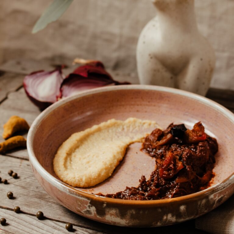 Rindfleisch-Eintopf mit Feigen und Cremepolenta
