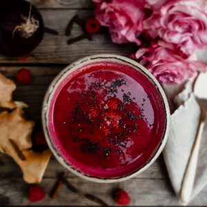 Rote Rüben-Kokos-Suppe mit Himbeeren