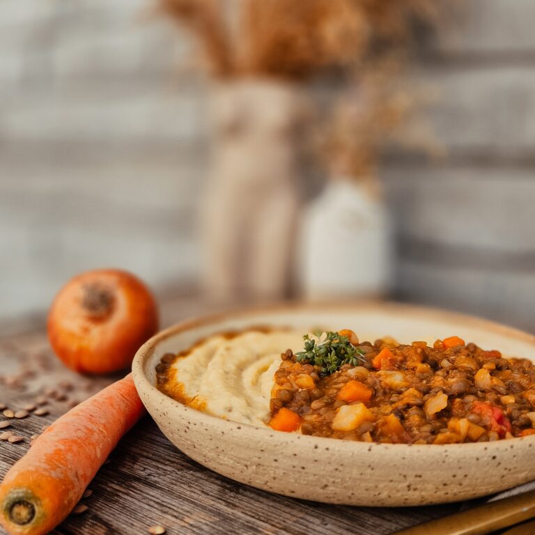 Linsen-Sugo mit Senf-Polenta