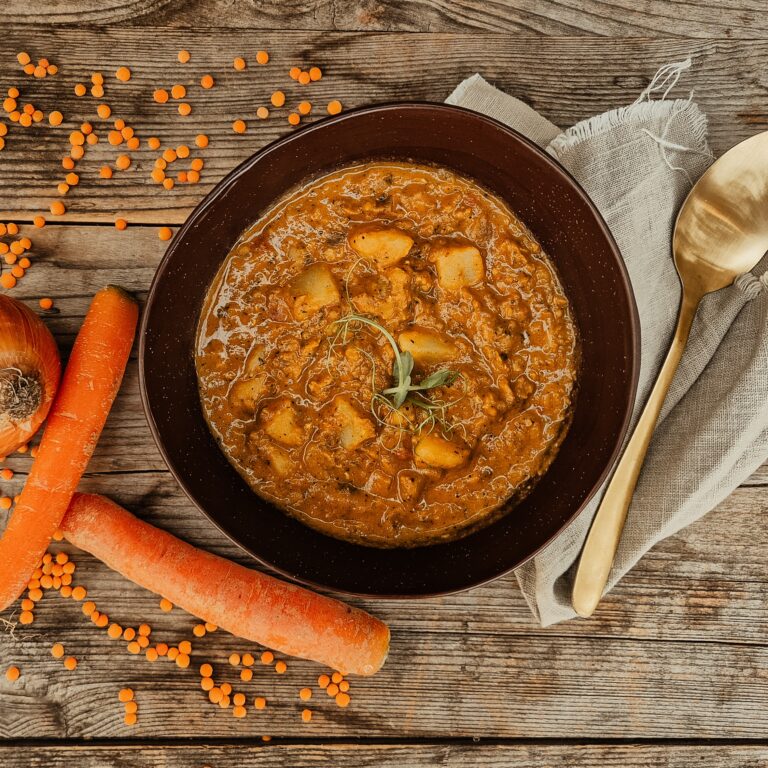 Rotes Linsen-Curry mit Erdäpfel